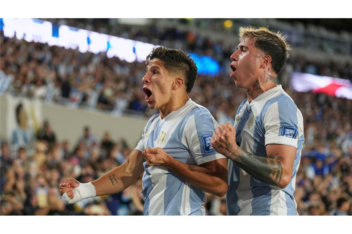 Bilder des Tages 4 zu 1 gegen Brasilien: Die Argentinier Giuliano Simeone, links, und Enzo Fernandez feiern im Spiel der WM-Qualifikation.