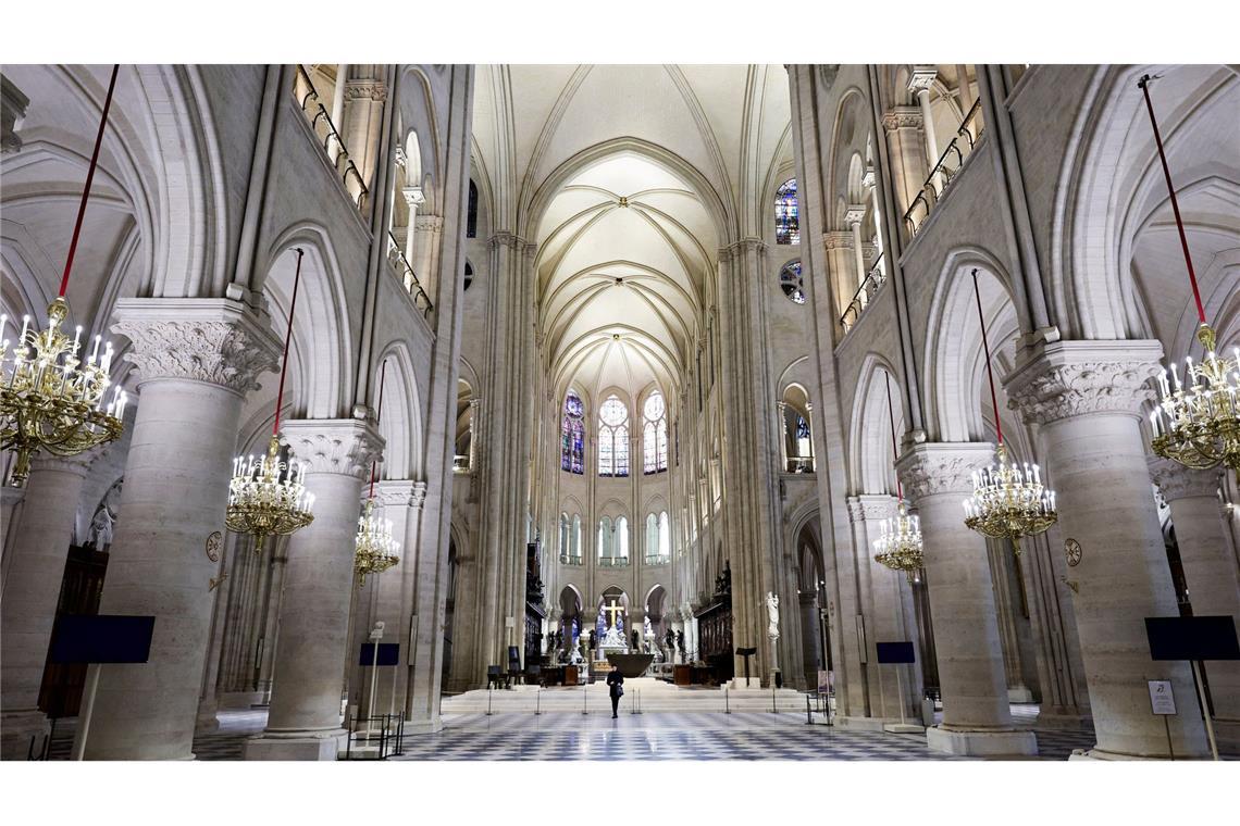 Macron besichtigt Baustelle - Erste Einblicke in Notre-Dame 42.000 Quadratmeter Naturstein erstrahlen in neuem Glanz.