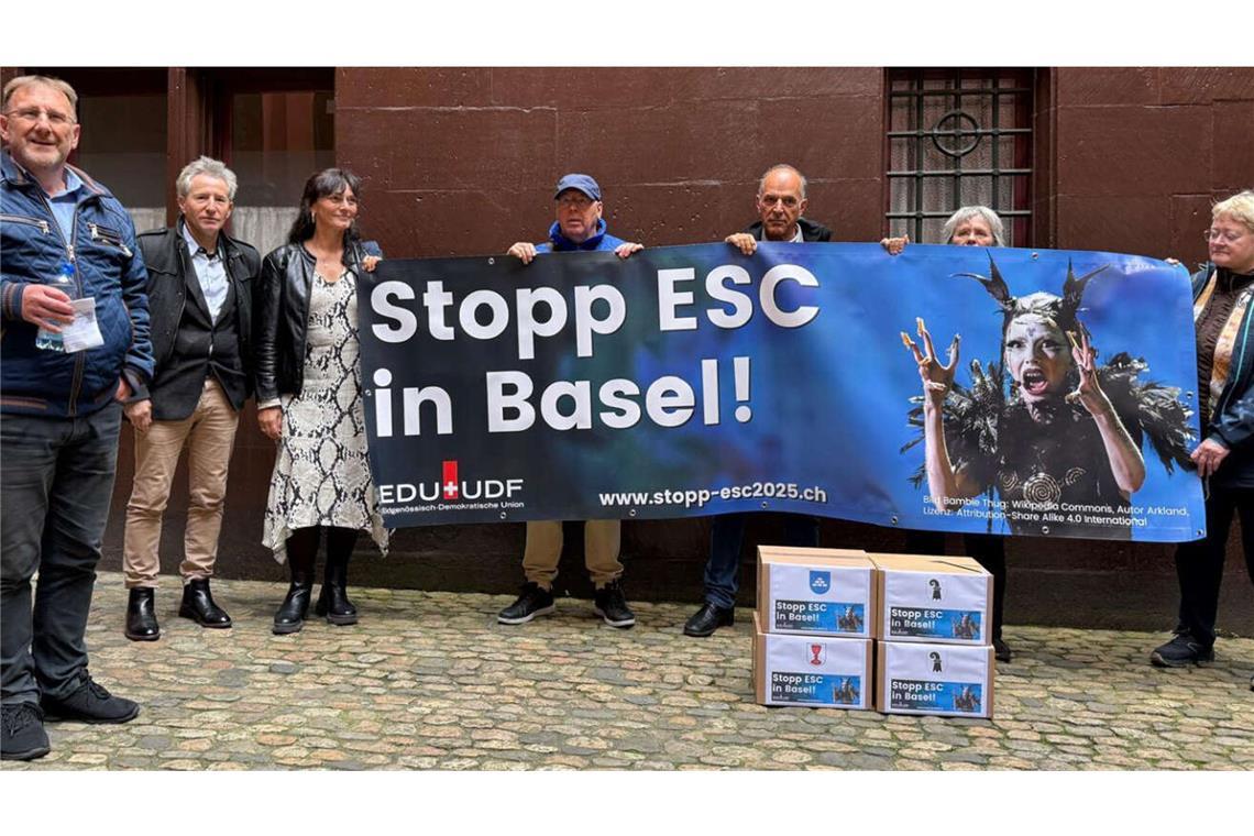 Der Kreuzzug der Ultra-Christen gegen den ESC in der Schweiz 4203 Unterschriften haben die Aktivisten der EDU im Basler Rathaus übergeben. Am Sonntag wird abgestimmt.