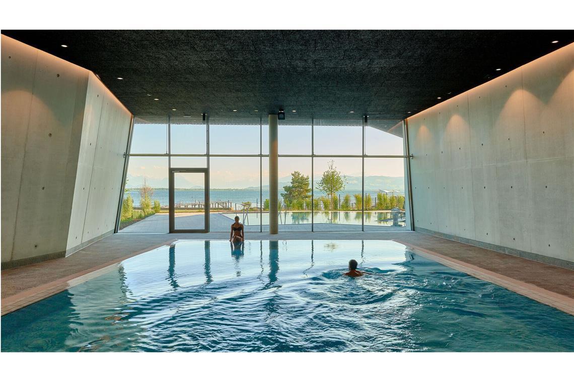 4a Architekten aus Stuttgart haben die Therme Lindau entworfen – für alle, die dort nicht draußen schwimmen mögen und auc hnicht im Bodensee..
