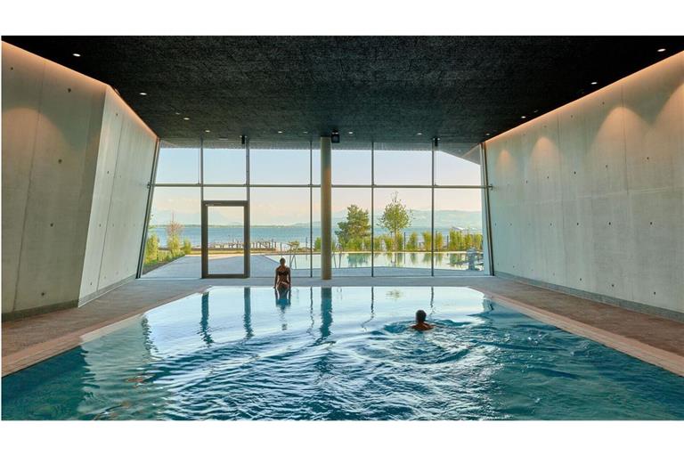 4a Architekten aus Stuttgart haben die Therme Lindau entworfen – für alle, die dort nicht draußen schwimmen mögen und auc hnicht im Bodensee..