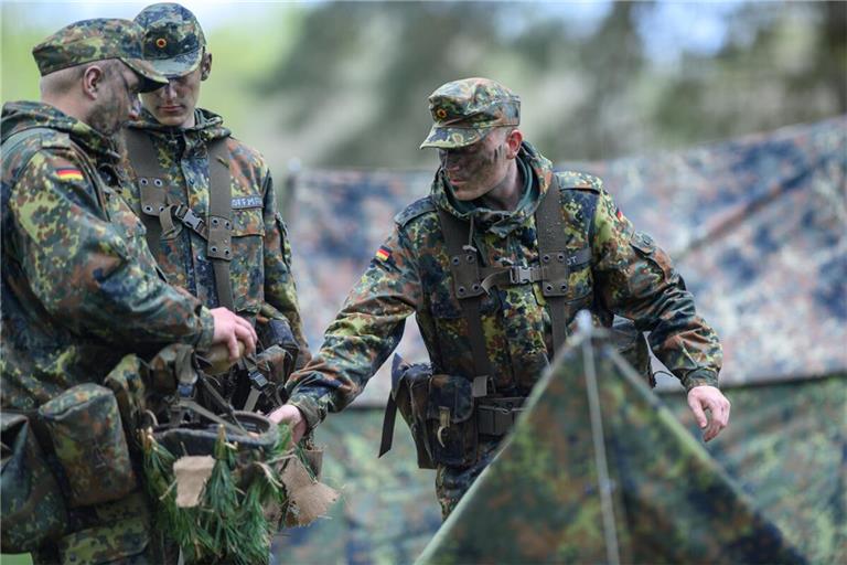 50 000 bis 60 000 zusätzliche Männer und Frauen fehlen der Truppe laut Angaben des Ministeriums.