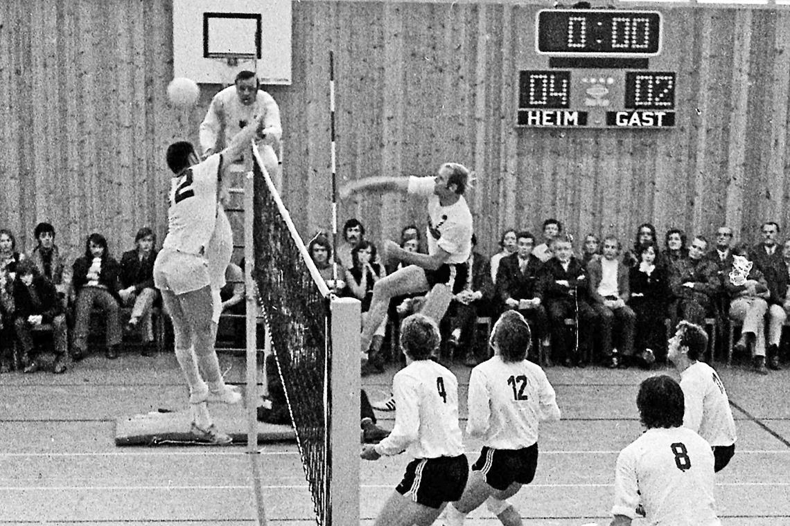 Fünf Jahrzehnte Karl-Euerle-Halle 6. Februar 1972: Die deutschen Volleyballer gewannen ein Testspiel vor 600 Zuschauern in Backnang gegen Jugoslawien mit 3:2. Foto: Klaus Koehler