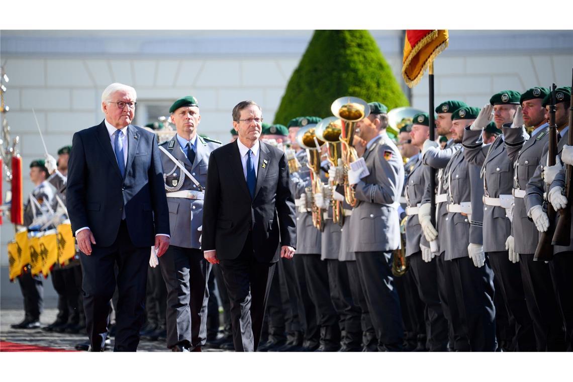 Deutsch-israelisches Jubiläum im Schatten des Gaza-Krieges 60 Jahre deutsch-israelische Beziehungen - Israels Präsident Herzog wird in Berlin begrüßt.