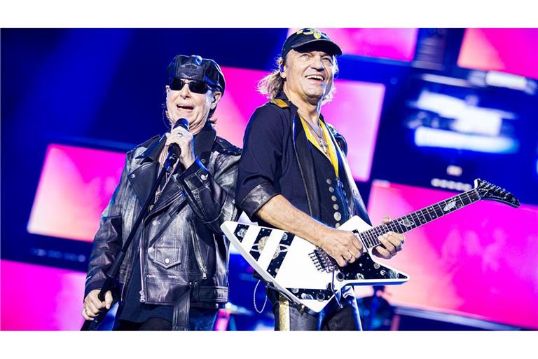 60 Jahre Scorpions - Klaus Meine (l), Matthias Jabs und die Band feiern das bei einem Konzert mit 45.000 Fans in Hannover.