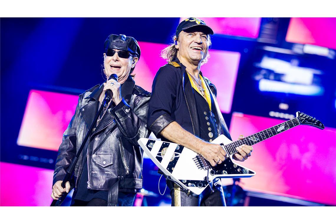 Bilder des Tages 60 Jahre Scorpions - Klaus Meine (l), Matthias Jabs und die Band feiern das bei einem Konzert mit 45.000 Fans in Hannover.