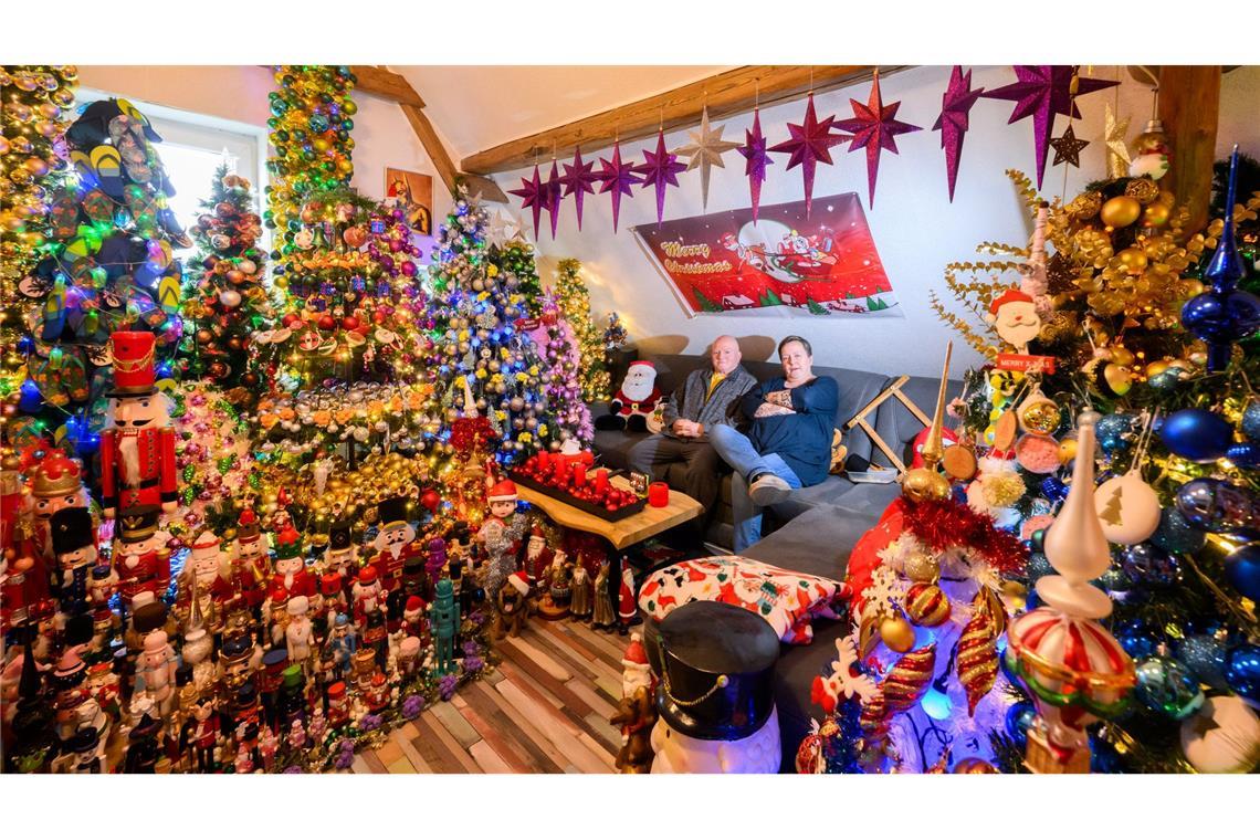 621 Weihnachtsbäume mit weit über 125.000 Christbaumkugeln und 50.000 Lichtern: Zur Adventszeit erstrahlt das Haus der Familie Jeromin als kunterbunte Weihnachtswelt.