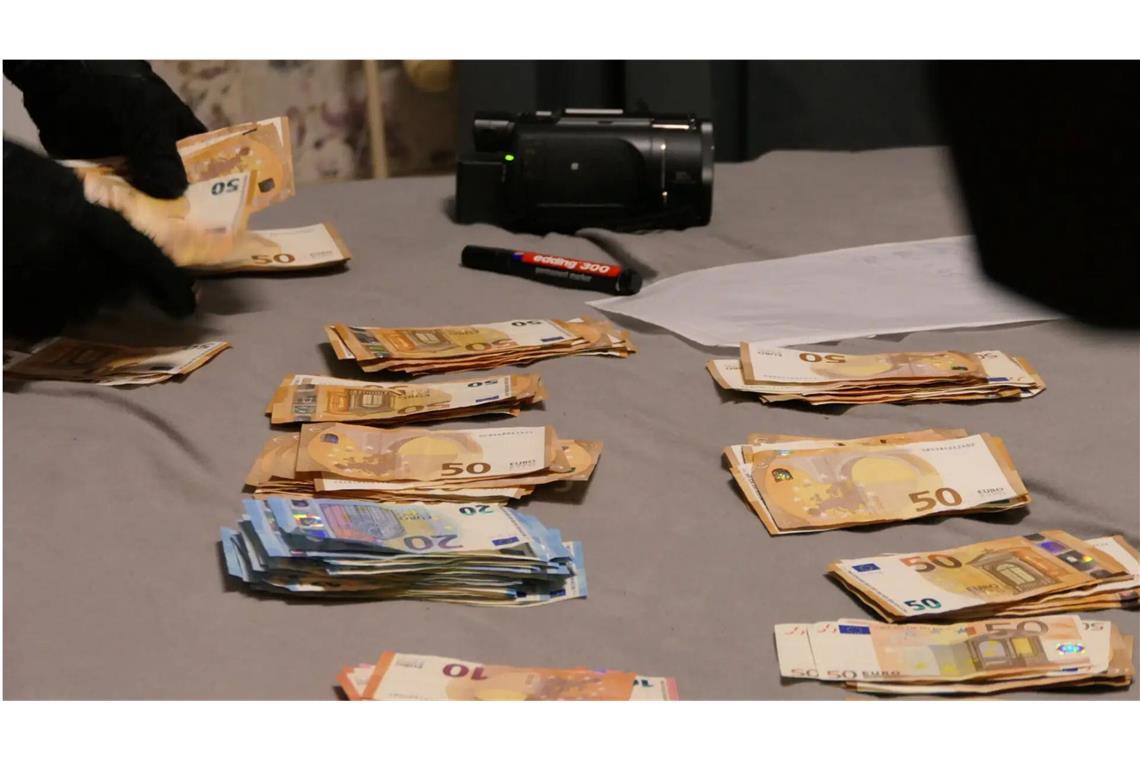 13 Festnahmen – Polizei gelingt Schlag gegen Schlauchboot-Mafia 70 000 Euro Bargeld sind sichergestellt worden.