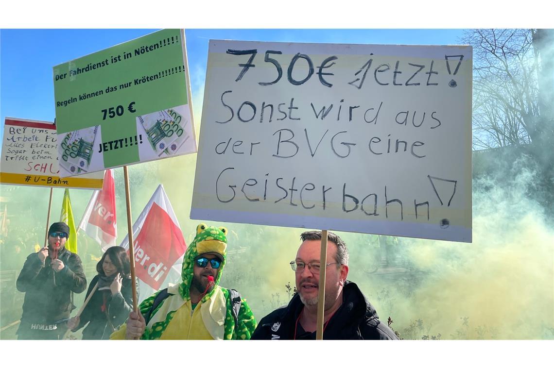 Neuer Warnstreik im Berliner Nahverkehr 750 Euro mehr im Monat - mit dieser Forderung war Verdi in die Verhandlungen gegangen.