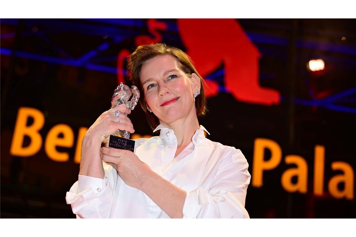 76. Berlinale - Sandra Hüller zeigt ihre Auszeichnung, den Silbernen Bären für die beste schauspielerische Leistung in einer Hauptrolle im Film "Rose" nach der Preisverleihung bei der Abschlussgala im Berlinale Palast.
