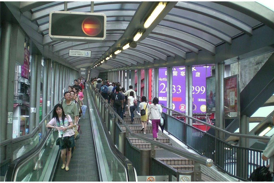 Donald Trumps Wutrede und der Aufstieg der Rolltreppe 790 Meter lang ist der Central Mid-Levels Escalator in Hongkong, der 135 Höhenmeter überbrückt. Da es nur ein Band gibt, kann immer nur in eine Richtung gefahren werden. Und weil der Escalator aus 20 hintereinander gestaffelten Rolltreppen besteht,darf sie sich auch nicht „längste Rolltreppe der Welt“ nennen.