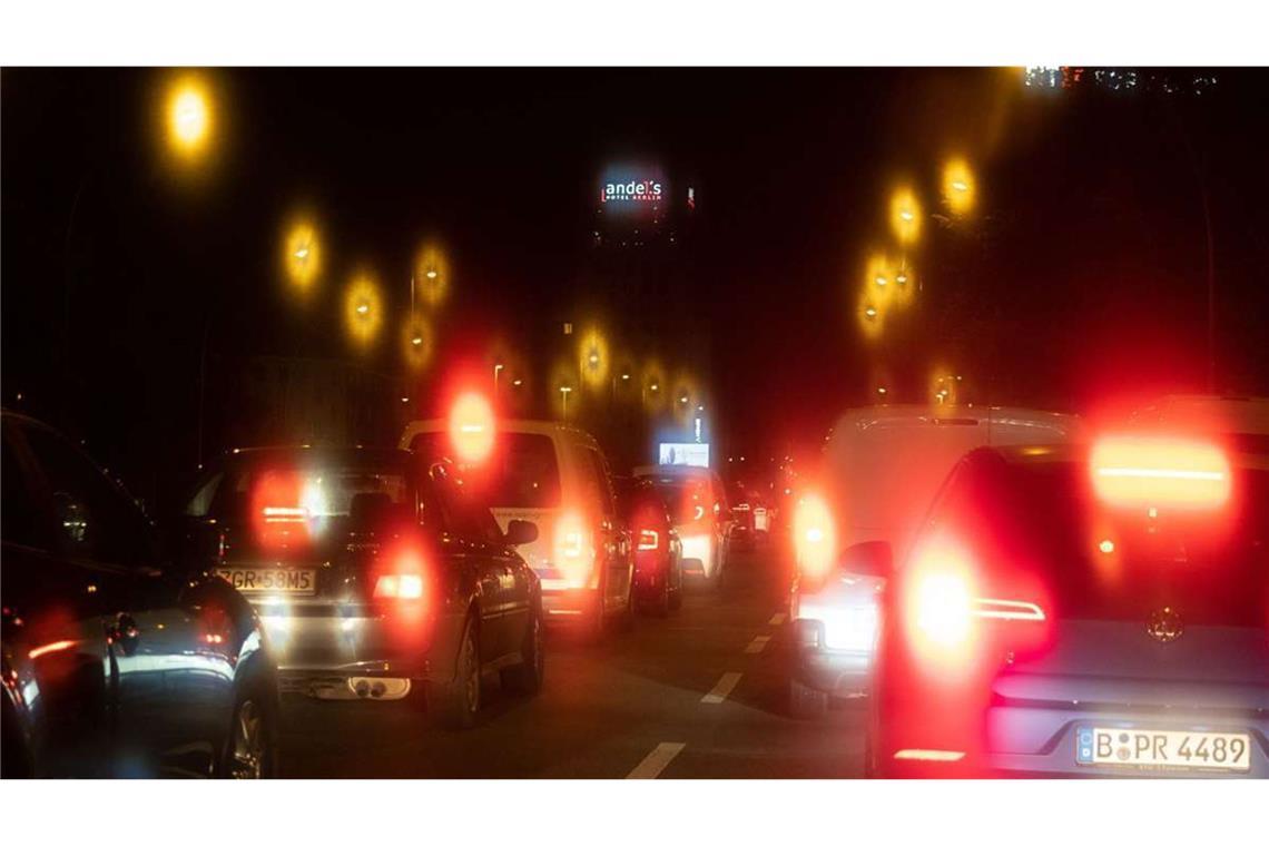 Wie stark Fluglärm der Gesundheit schadet 80 dB (Hauptverkehrsstraße) bedeuten ein erhöhtes Herz-Kreislauf-Risiko bei dauernder Belastung.