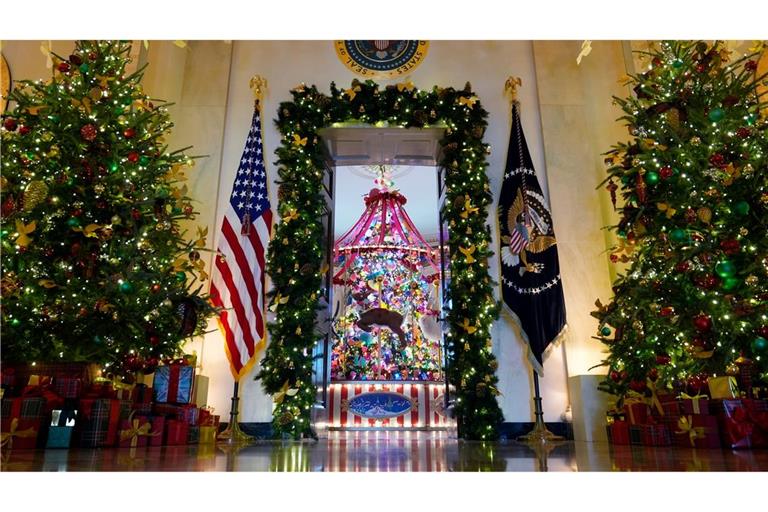 83 Tannenbäume, 165.075 Lichter und Tausende Christbaumkugeln gehören zur Weihnachtsdeko im Weißen Haus.