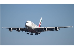 A380 von Emirates im Landeanflug auf Frankfurt. Die Maschine war als eine der ersten aus Dubai nach Deutschland gestartet, nachdem der Flugverkehr im Nahen Osten wegen des Iran-Kriegs Im Frühjahr zeitweise zum Erliegen gekommen war (Symbolbild/Archiv).
