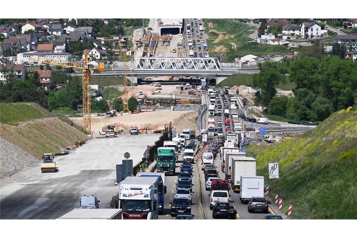 Diebe klauen Lkw-Teile von Großbaustelle
