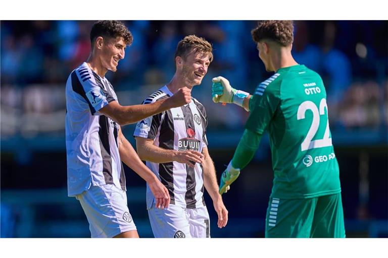 Aalens Innenverteidiger Thomas Geyer (zwischen Ali Odabas und Maximilian Otto/re.) traf auf seinen Ex-Club SSV Ulm 1846 und konnte beim 2:0-Sieg jubeln.