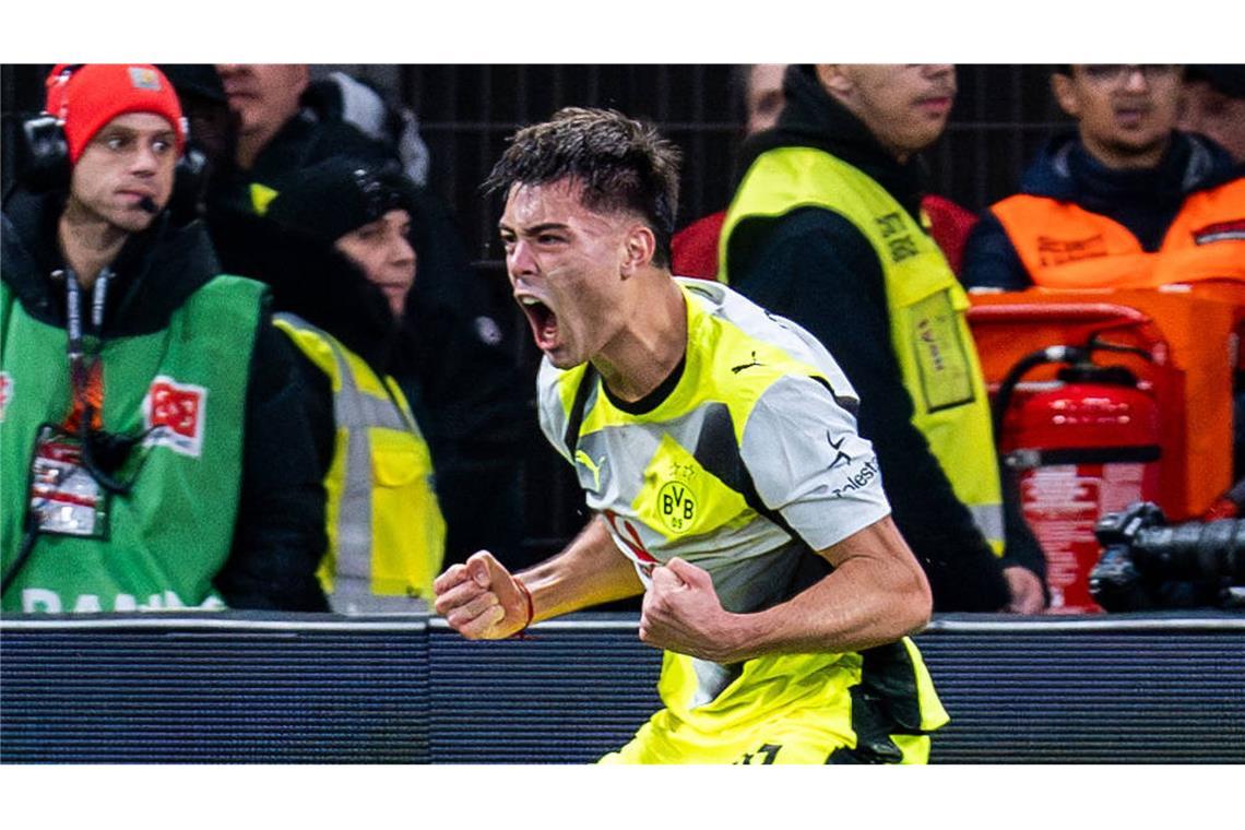 Aarón Anselmino bejubelt seinen Führungstreffer.