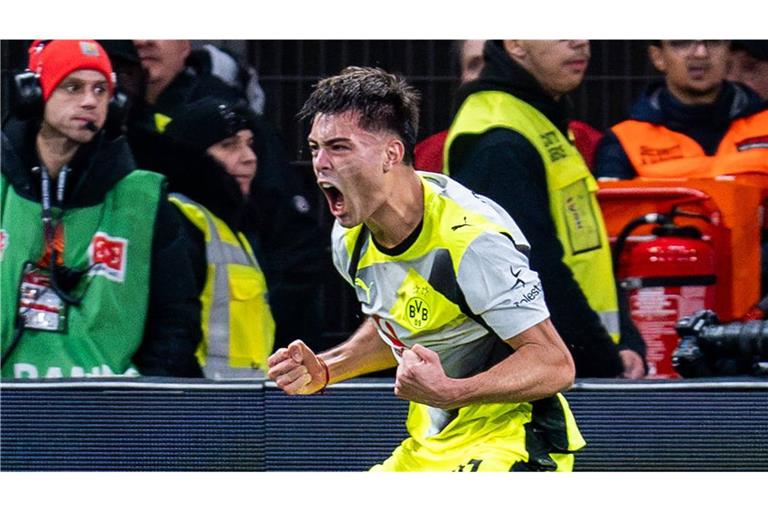 Aarón Anselmino bejubelt seinen Führungstreffer.