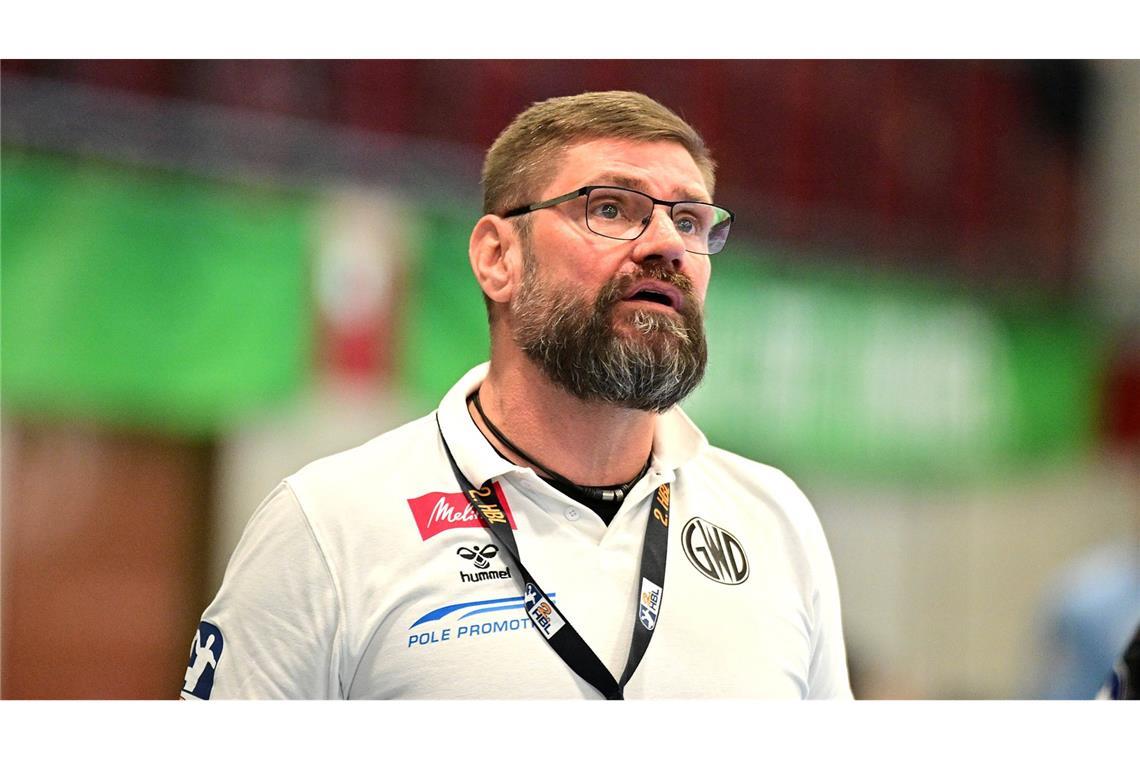 Die 18 Trainer im Fokus der neuen Handball-Bundesliga-Saison Aaron Ziercke (TSV GWD Minden, 53 Jahre alt): Ziercke war selbst jahrelang Rückraumspieler in der Bundesliga und lief für Topclubs wie Kiel und Flensburg auf. Anfang 2024 übernahm er GWD Minden und führte den Traditionsklub zurück ins Oberhaus. Mit einem Vertrag bis 2027 soll er nun dafür sorgen, dass der Aufsteiger in der Bundesliga Fuß fasst.