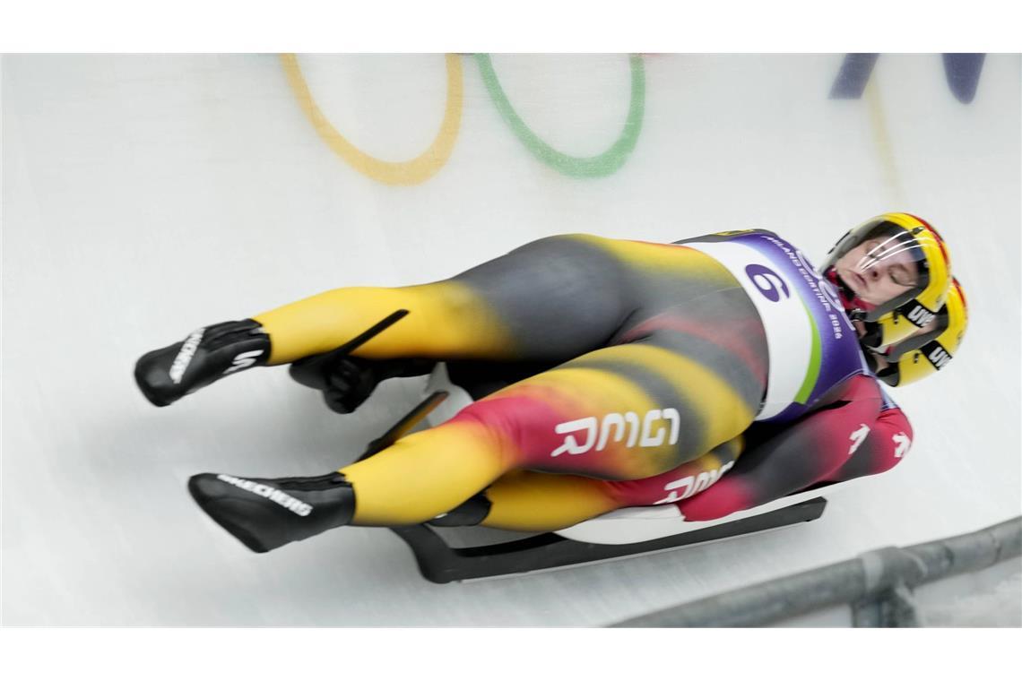 Ab aufs Podium: Dajana Eitberger und Magdalena Matschina.