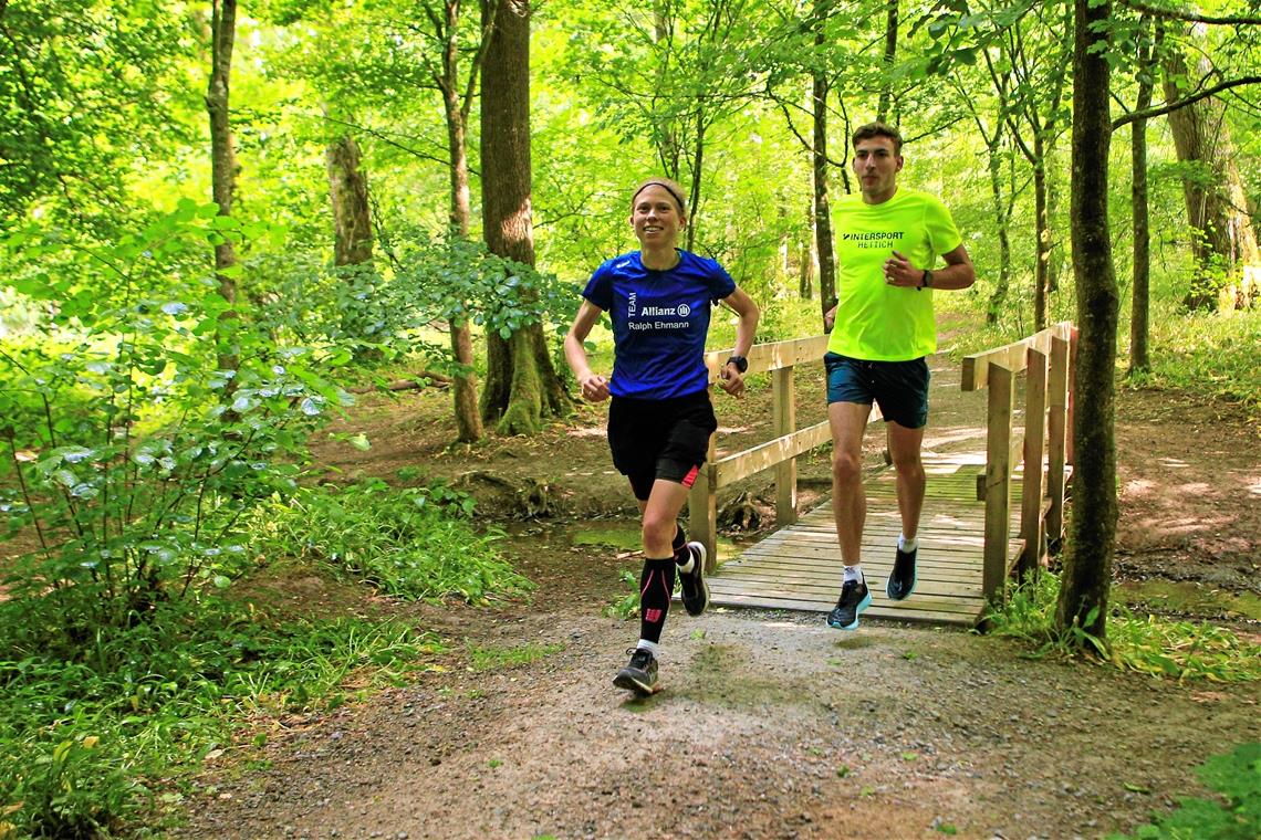 Ab dieser Passage geht’s stetig bergauf für Sandra Burkhardt und Jens Mergenthaler beim BKZ-Solo-Laufcup im Backnanger Plattenwald. Foto: A. Becher