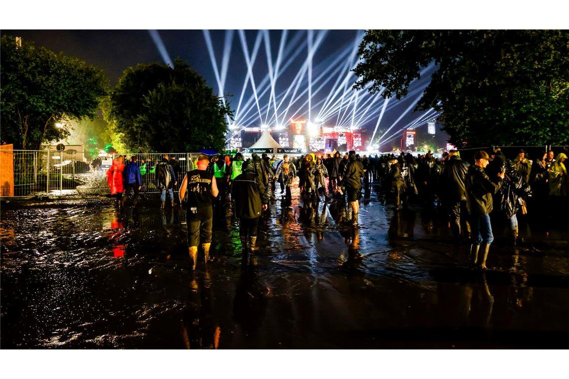 Bilder des Tages Ab durch den Matsch: Festivalbesucher beim größten Heavy-Metal-Festival der Welt "Wacken Open Air".
