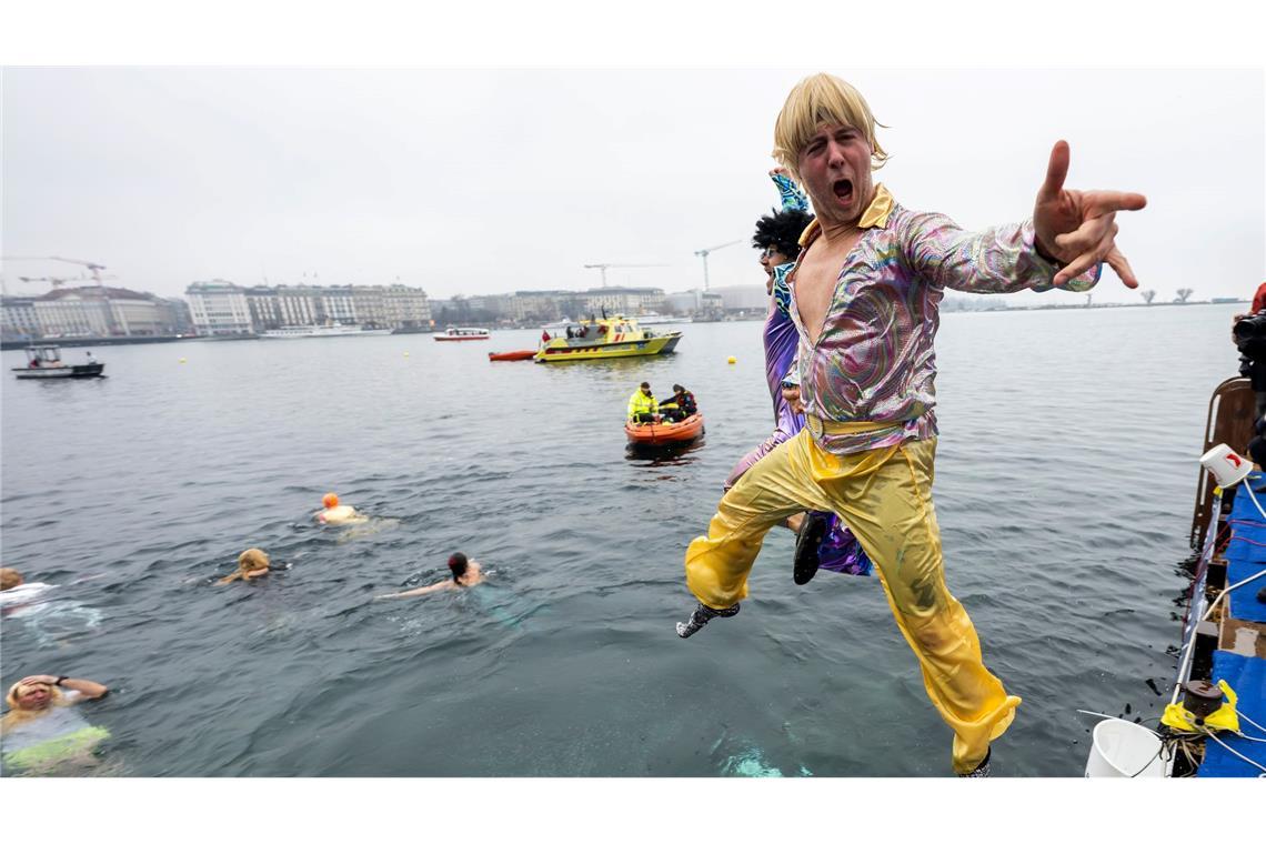 Ab ins kühle Nass  - Teilnehmer des 87. jährlichen Weihnachtsschwimmens "Coupe de Noel" springen in den Genfer See. Mehr als 4200 Männer und Frauen schwammen die 100 Meter beim traditionellen Weihnachtsschwimmen in Genf bei einer Wassertemperatur von 8,8 Grad Celsius.