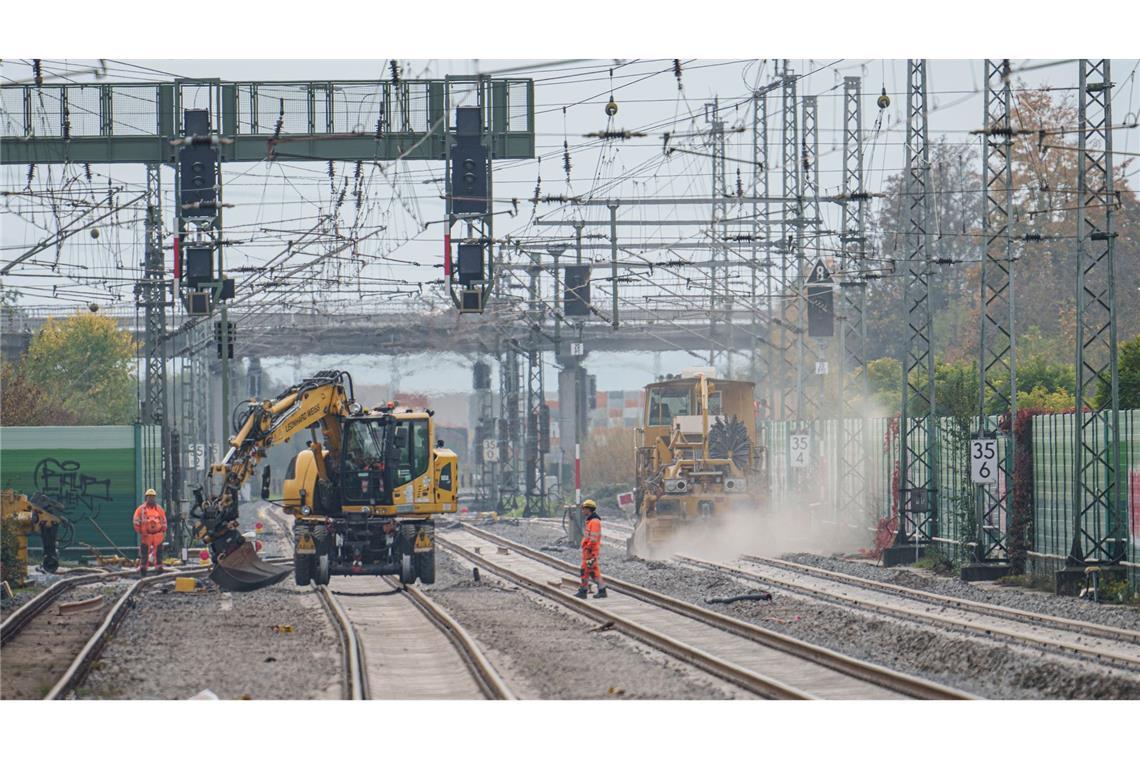 Ab Mitte Dezember sollen wieder Züge auf der Riedbahn rollen Ab Mitte Dezember rollen wieder Züge zwischen Frankfurt und Mannheim, die Vorbereitungen laufen (Archivbild).