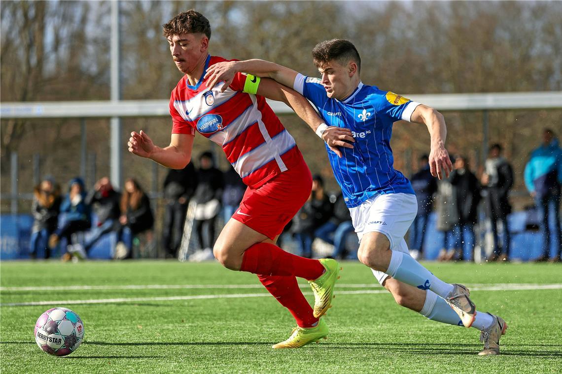 SG Sonnenhof Großaspach: Rigon Spahiu verstärkt ab sofort die Defensivabteilung Ab sofort in Großaspach im Einsatz: Rigon Spahiu (links), der unter anderem in den Nachwuchsabteilungen des 1. FC Heidenheim und des VfB Stuttgart ausgebildet wurde. Foto: Imago