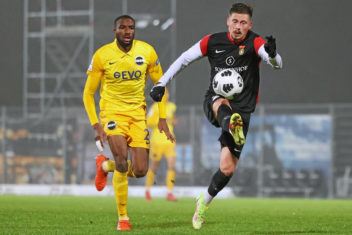 SG Sonnenhof Großaspach: Vertrag mit Steven Lewerenz aufgelöst Ab sofort nicht mehr für Großaspach am Ball: Angreifer Steven Lewerenz (rechts). Foto: A. Becher