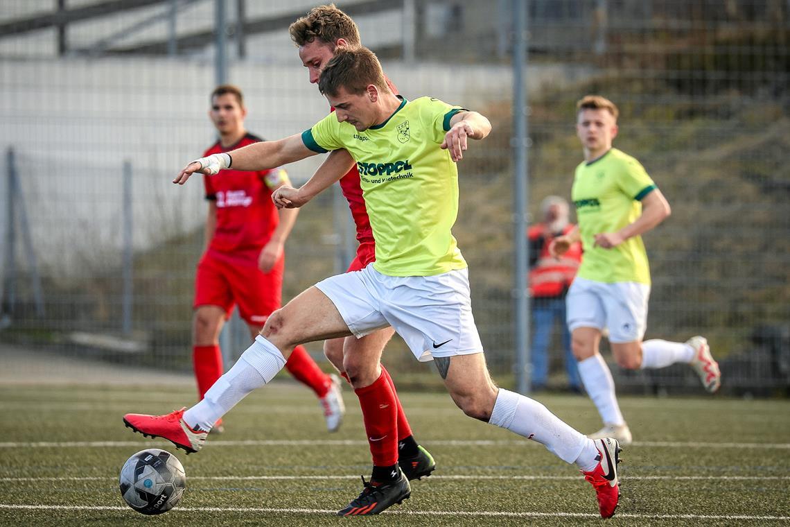 Fußball-Bezirksliga: Topduelle für den SV Allmersbach und die SG Oppenweiler-Strümpfelbach Ab Sonntag gilt es für Jovan Vucetic (am Ball) und die SG Oppenweiler-Strümpfelbach wie für Marius Gebhardt und den SV Allmersbach wieder. Gleich zum Auftakt warten auf die beiden Bezirksligisten aus dem Murrtal zwei Topduelle. Foto: Alexander Becher