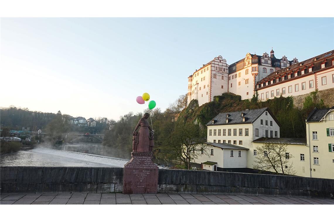 Noch immer keine heiße Spur auf der Suche nach Pawlos Ab vielen Orten der Stadt bewegen sich bunte Luftballons im Wind. Es wird gehofft, den sehr schreckhaften Jungen durch die bunten Reize aus einem möglichen Versteck locken zu können.