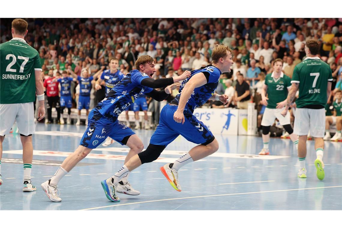 Ab zum Jubeln in den Fan-Block: Jakob Nigg und Linus Schmid (re.).