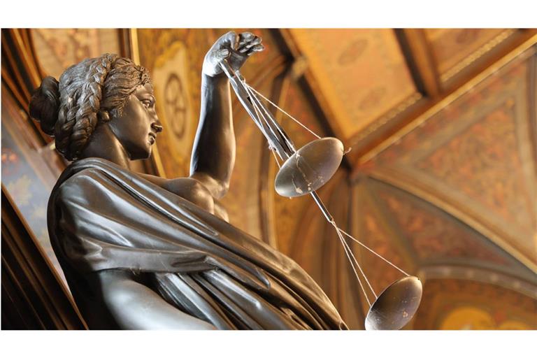 Abbild der Justitia: In Berlin steht ein 19-Jähriger wegen Totschlags an einem Gleichaltrigen vor Gericht (Symbolfoto).