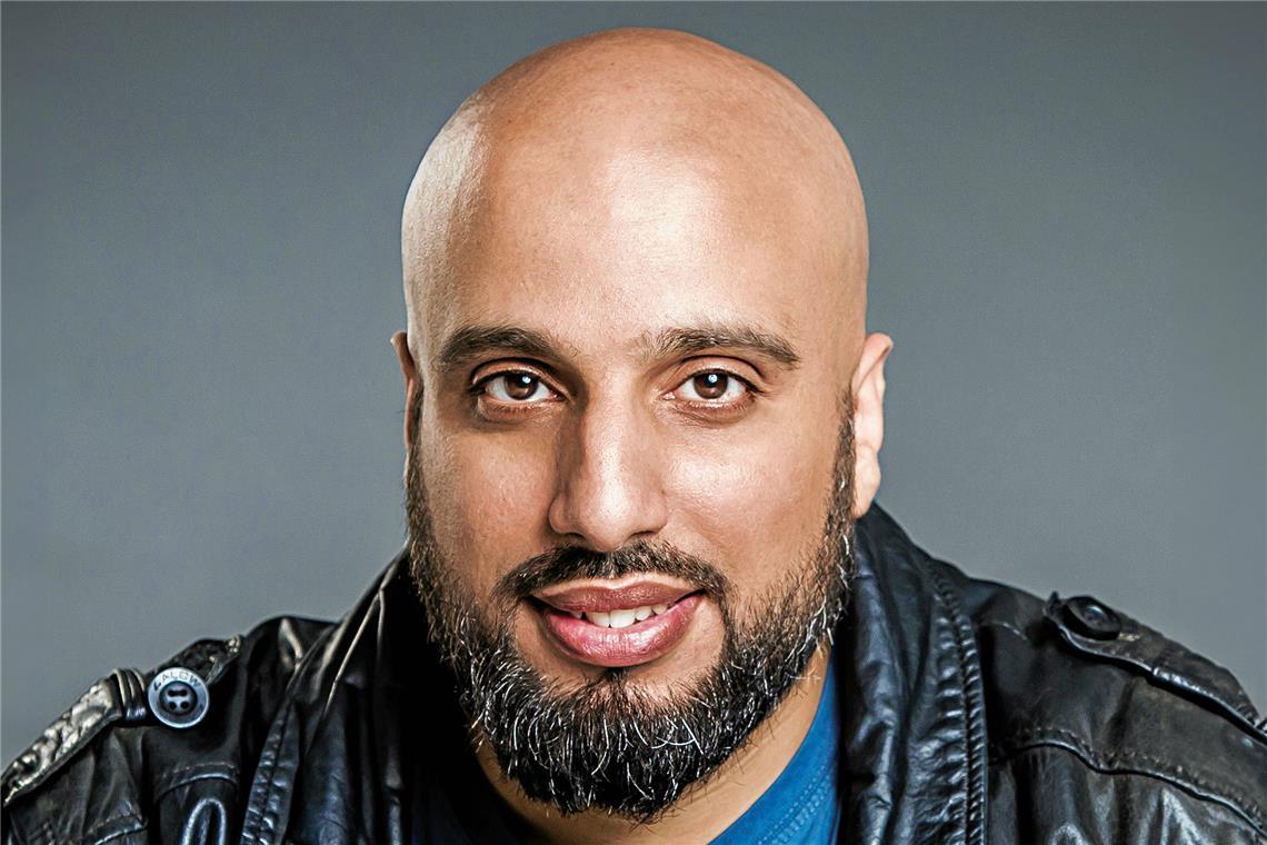 „Ich bleibe dabei: Erst mal beruhigen“ Abdelkarim war bereits oft im Schwabenland und hat dabei auch schon mal einen echten Insidertipp bekommen, nämlich dass er mit der Bestellung „LKW mit ABS – Leberkäsweckle mit a bissle Senf“ gehörig Eindruck schinden kann. Foto: Guido Schröder
