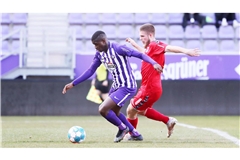 Abdoulie Mboob (li., hier als Probespieler von Erzgebirge Aue) wird mit den Kickers in Verbindung gebracht.      
Foto: Imago