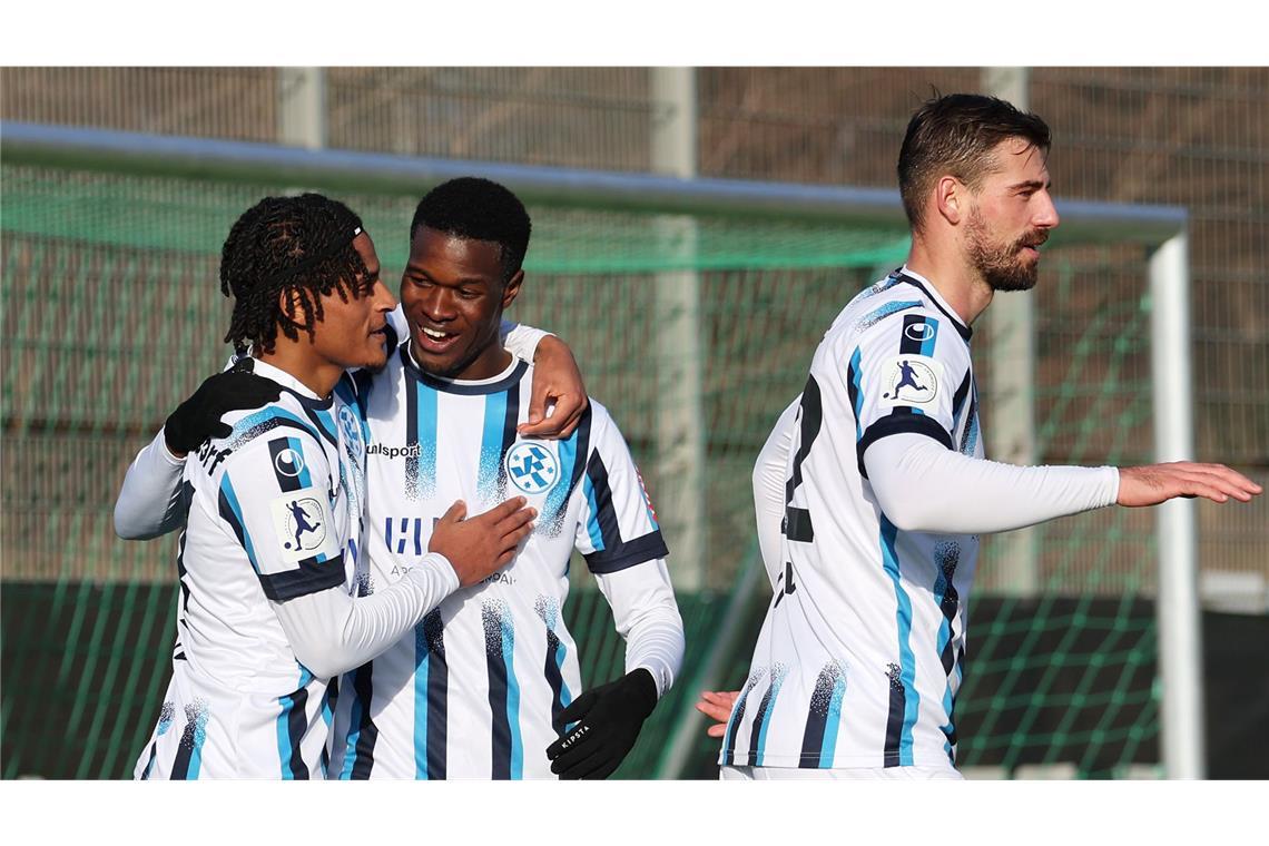 Abdoulie Mboob (Mitte) traf in den bisherigen Auftritten bereits dreimal.