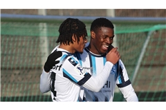 Abdoulie Mboob (re.) bejubelt gemeinsam mit Melkamu Frauendorf eines seiner Testspieltore.    


Foto:  Baumann/Julia Rahn 