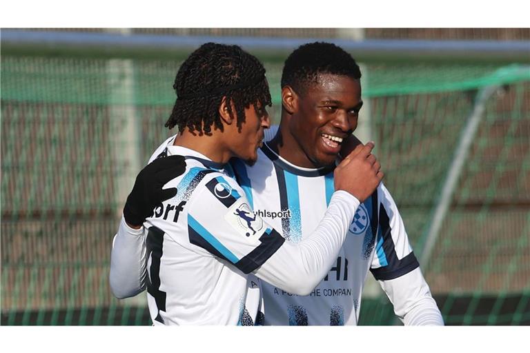 Abdoulie Mboob (re., neben Melkamu Frauendorf) soll sein  Pflichtspieldebüt im Dress der Stuttgarter Kickers geben.