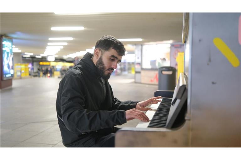 Abdul Rahman Al Ali aus Syrien spielt an einer U-Bahn Haltestelle in Stuttgart auf einem open Piano. Das Instrument ist dort für Jedermann zugänglich. (Archivfoto)
