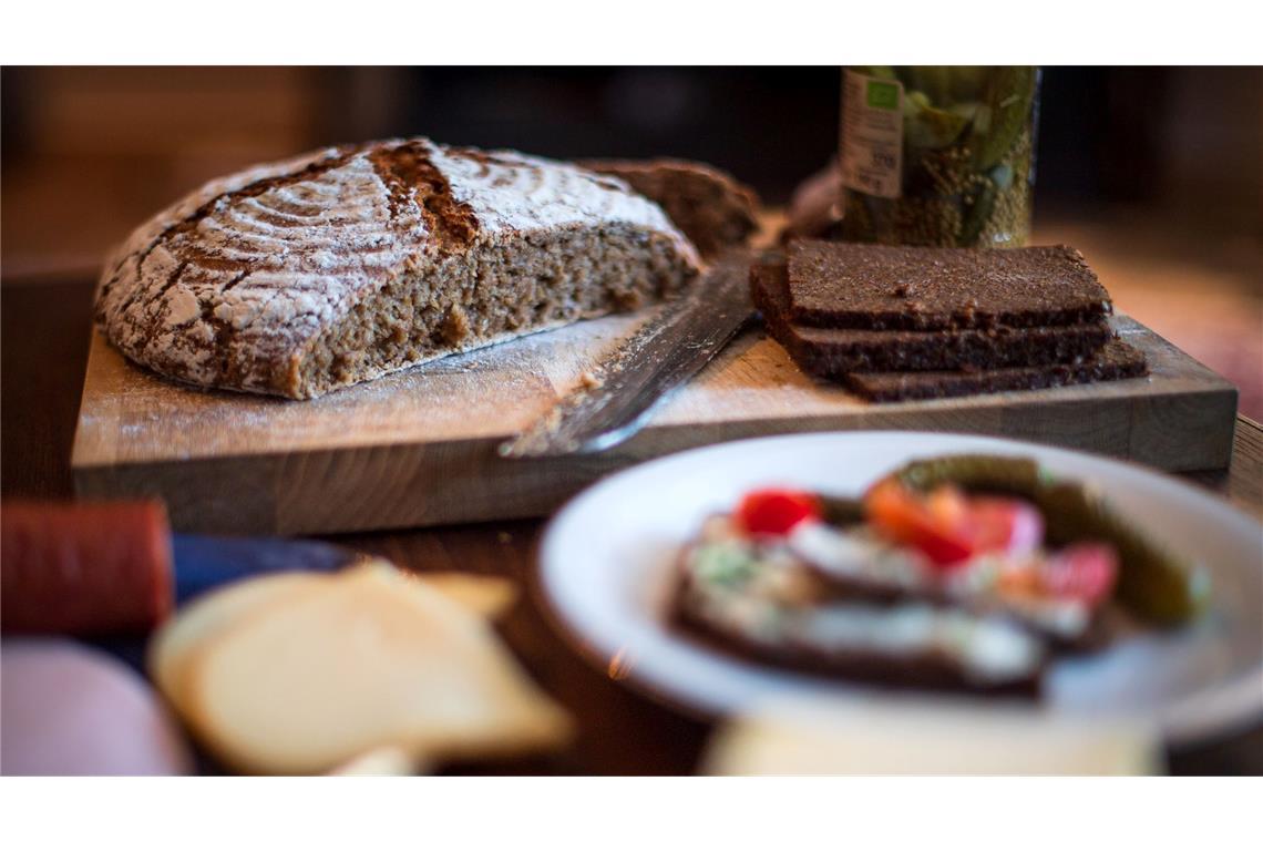 Umfrage: Kommt der Untergang des Abendbrots? "Abendbrot" wird in Deutschland oft das Abendessen genannt. Zu sich genommen wird es zwischen 17 und 19 Uhr. Stirbt es bald aus, wenn die jungen Leute von heute es weniger mögen als die älteren? (Symbolbild)