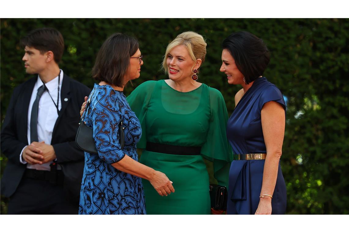 Dresscode oder Schlabberlook fürs Opernhaus? Abendroben in Blau und Grün für die bayerische Landtagspräsidentin Ilse Aigner (l.), Bundestagspräsidentin Julia Klöckner und die Österreicherin Elisabeth Köstinger (r.). (Archivbild)