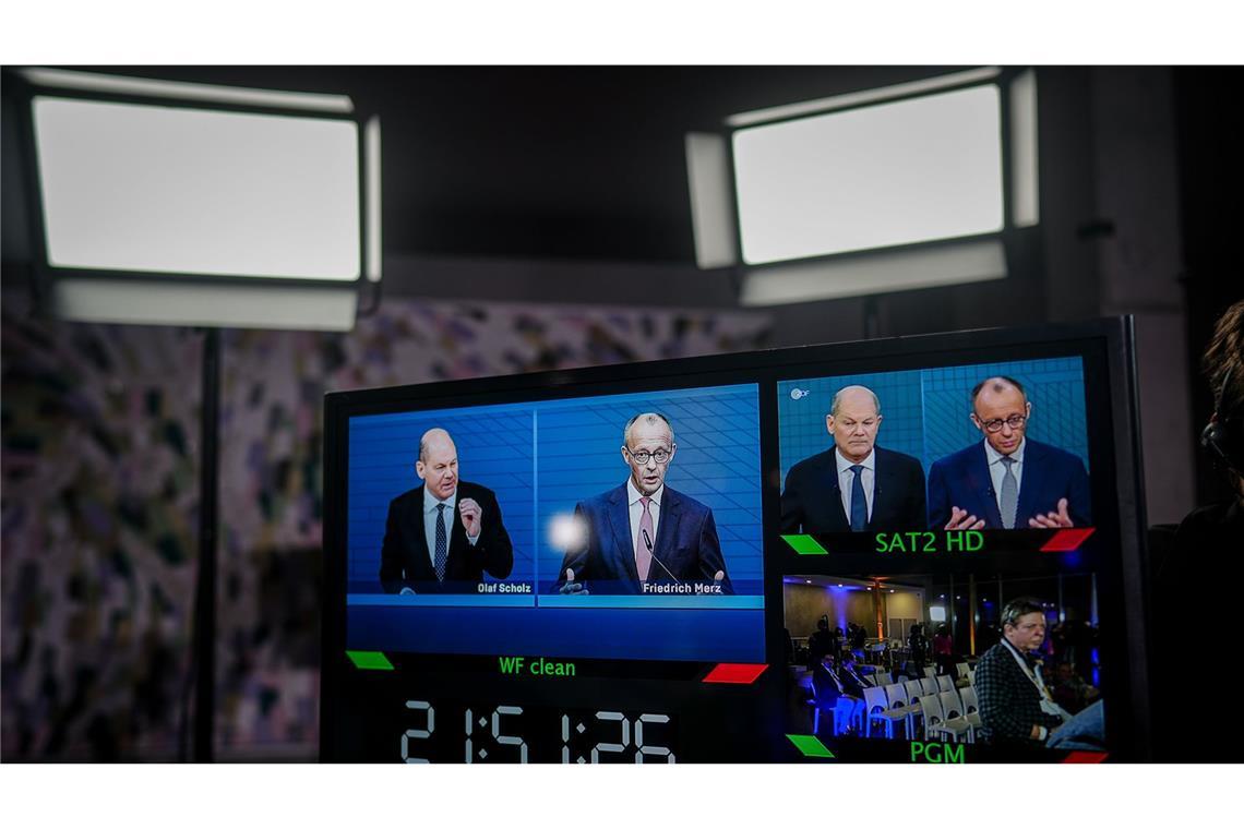 Vom Ampel-Aus bis zur Rücktrittswelle – Chronik des Wahlkampfs in Bildern Aber auch das lineare Fernsehen hat nicht ausgedient, wenn es um den Wahlkampf geht. Das erste TV-Duell zwischen Amtsinhaber Olaf Scholz und dem in Umfragen aussichtsreichsten Herausforderer Friedrich Merz am 10. Februar strahlten ARD und ZDF parallel aus. In dem von Maybrit Illner moderierten Schlagabtausch konnte sich allerdings keiner der Kandidaten besonders hervortun. Meinungsforscher beobachteten ein Duell auf Augenhöhe, auch die Wahlumfragen zeigten an den Tagen danach keine Ausreißer.
