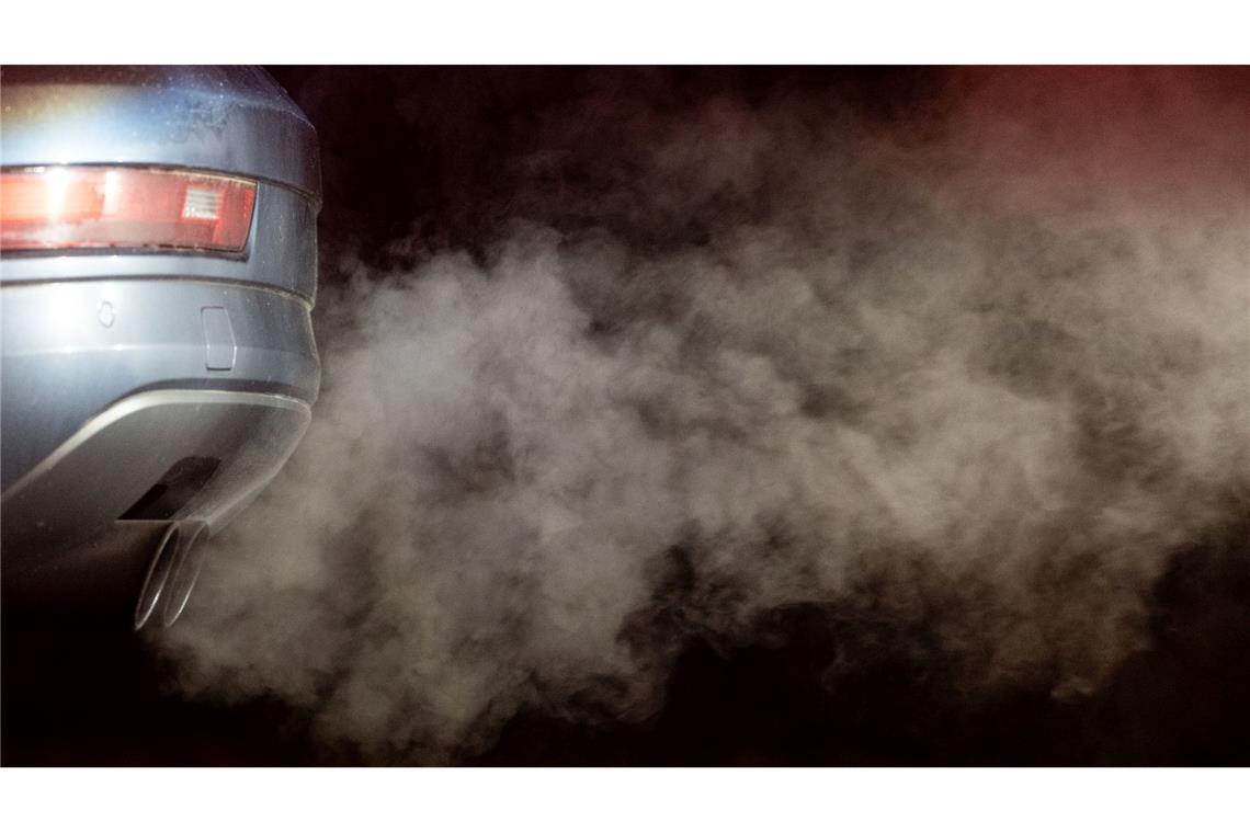 Nationaler Emissionshandel: CO2-Ausstoß sinkt Abgase kommen aus dem Auspuff eines Autos.