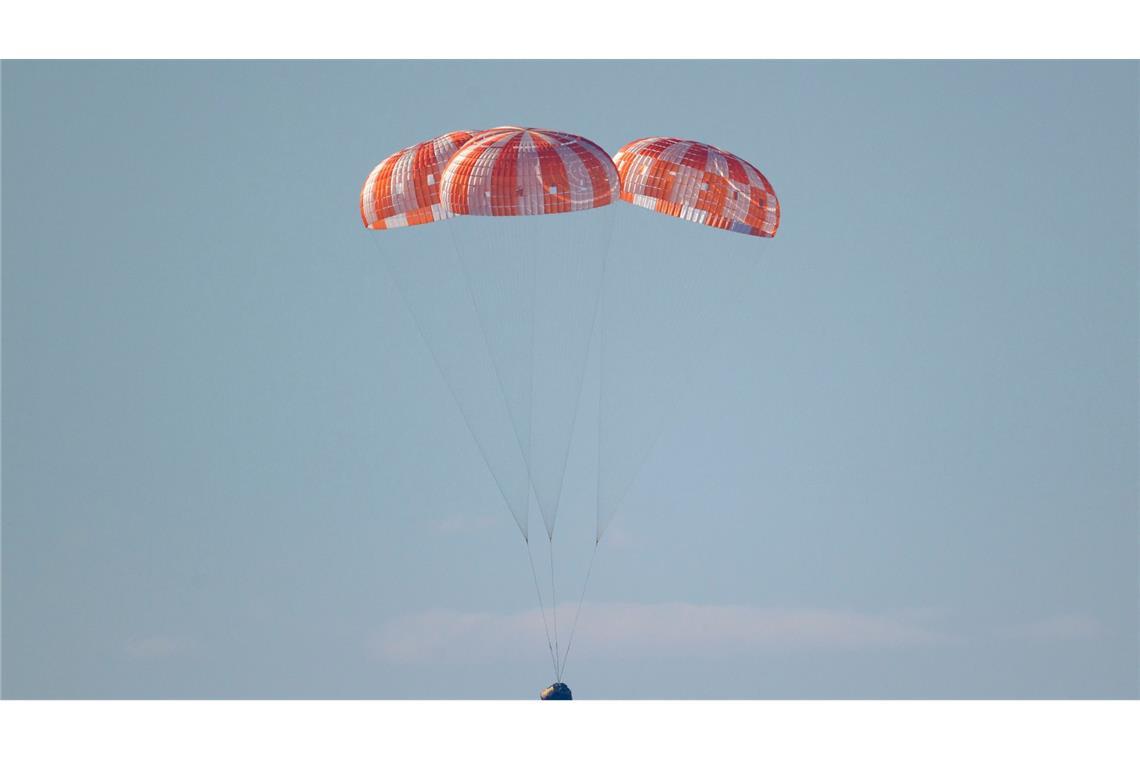 Abgebremst von Fallschirmen kam die "Orion"-Kapsel im Pazifik auf.