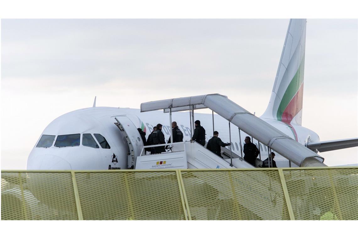 40.000 „Dublin“-Überstellungen 2024 misslungen Abgelehnte Asylbewerber steigen in ein Flugzeug (Archivbild).