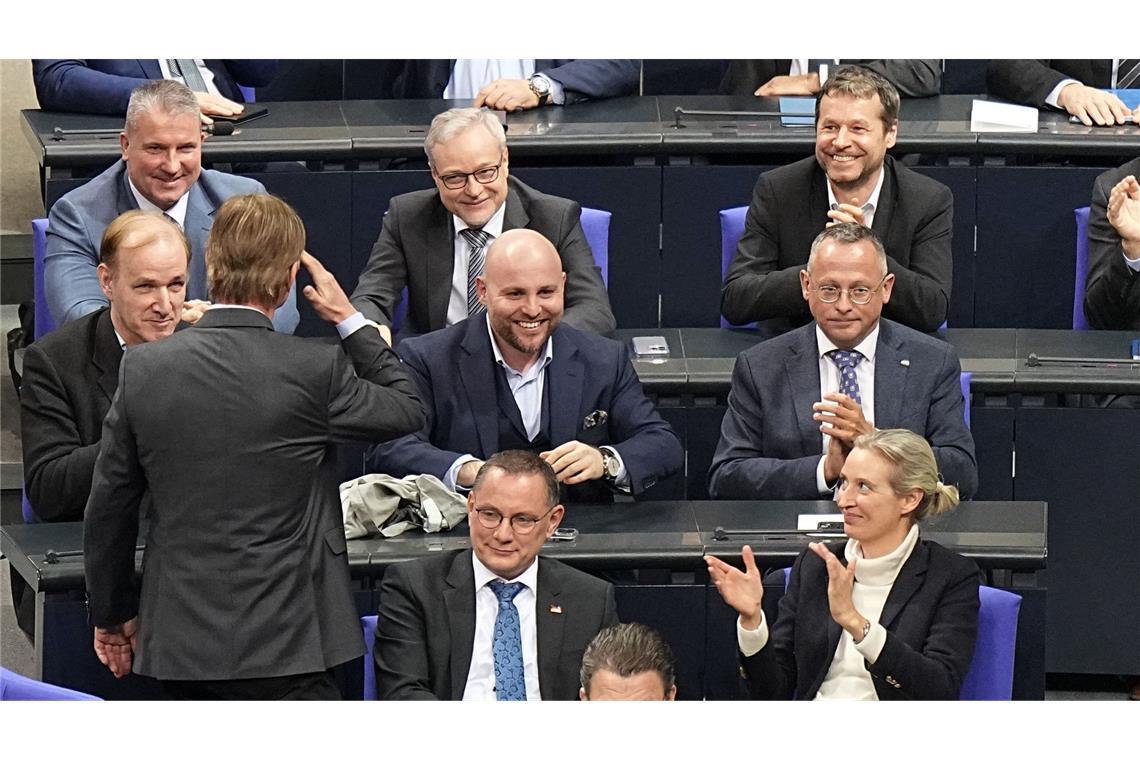 Bilder des Tages Abgeordnete der AfD-Bundestagsfraktion, unter ihnen die Fraktionsvorsitzenden Tino Chrupalla und Alice Weidel, freuen sich nach der Bekanntgabe des Ergebnisses der namentlichen Abstimmung über einen Antrag der Unionsfraktion zur Verschärfung der Migrationspolitik.