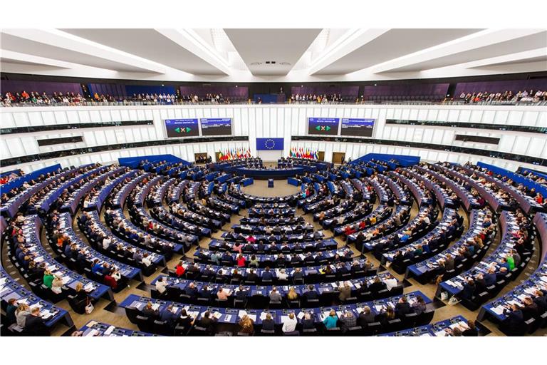 Abgeordnete des Europäischen Parlaments sitzen im Plenarsaal des Europäischen Parlaments und stimmen ab.