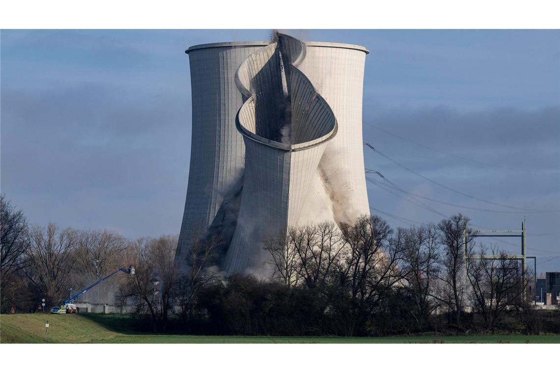 Abgerissen: Der Kühlturm von Block B im ehemaligen Atomkraftwerk Biblis fällt in sich zusammen, nachdem er mit Spezialgeräten destabilisiert worden war.