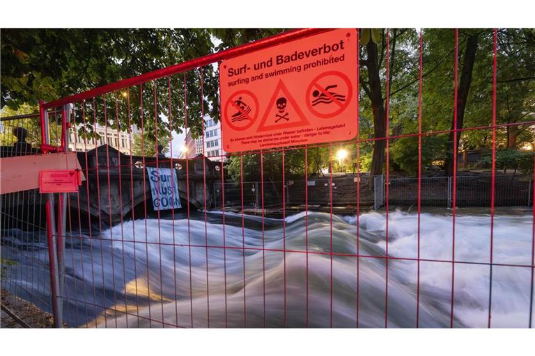 Abgesperrte Eisbachwelle in München: Die Fangleine der Surferin  hatte sich am Untergrund verhakt.